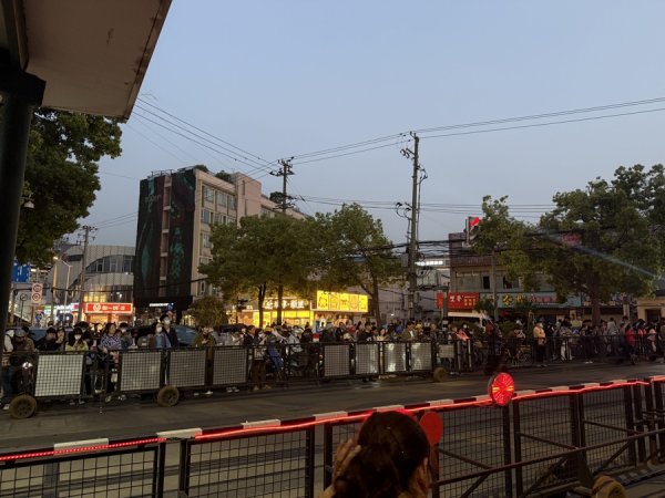 专业配资门户 封闭无预警、等待缺指引！铁路道口“拦路”没有规律，为什么不能有张时刻表？