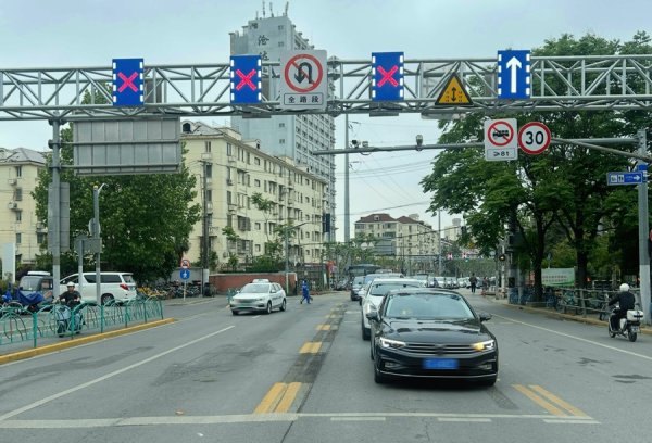 网上配资门户 控江路上，西向东左转车道排长龙？市民建议优化中央潮汐车道设置
